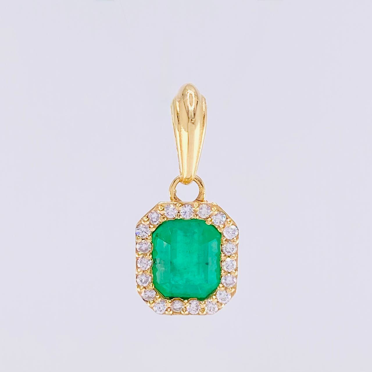 Dije Cuadro Borde Tupido Esmeralda 2.3pts Diamantes 24pts 3.2g / 3/4 in Oro Amarillo 18K