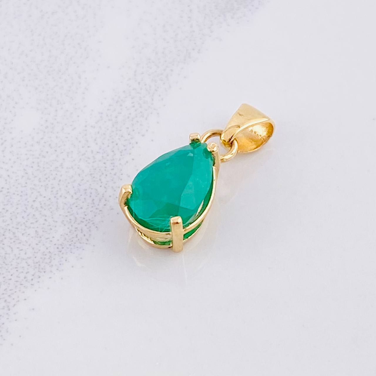 Pendant Teardrop Emerald 1.2pts 1.3g / 3/4 in Yellow Gold 18K