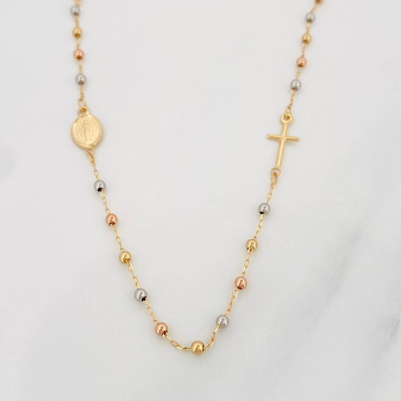 Cadena Denario Virgen Milagrosa Cruz 2.75g / 18 in / 2.2mm Tres Oros 18K