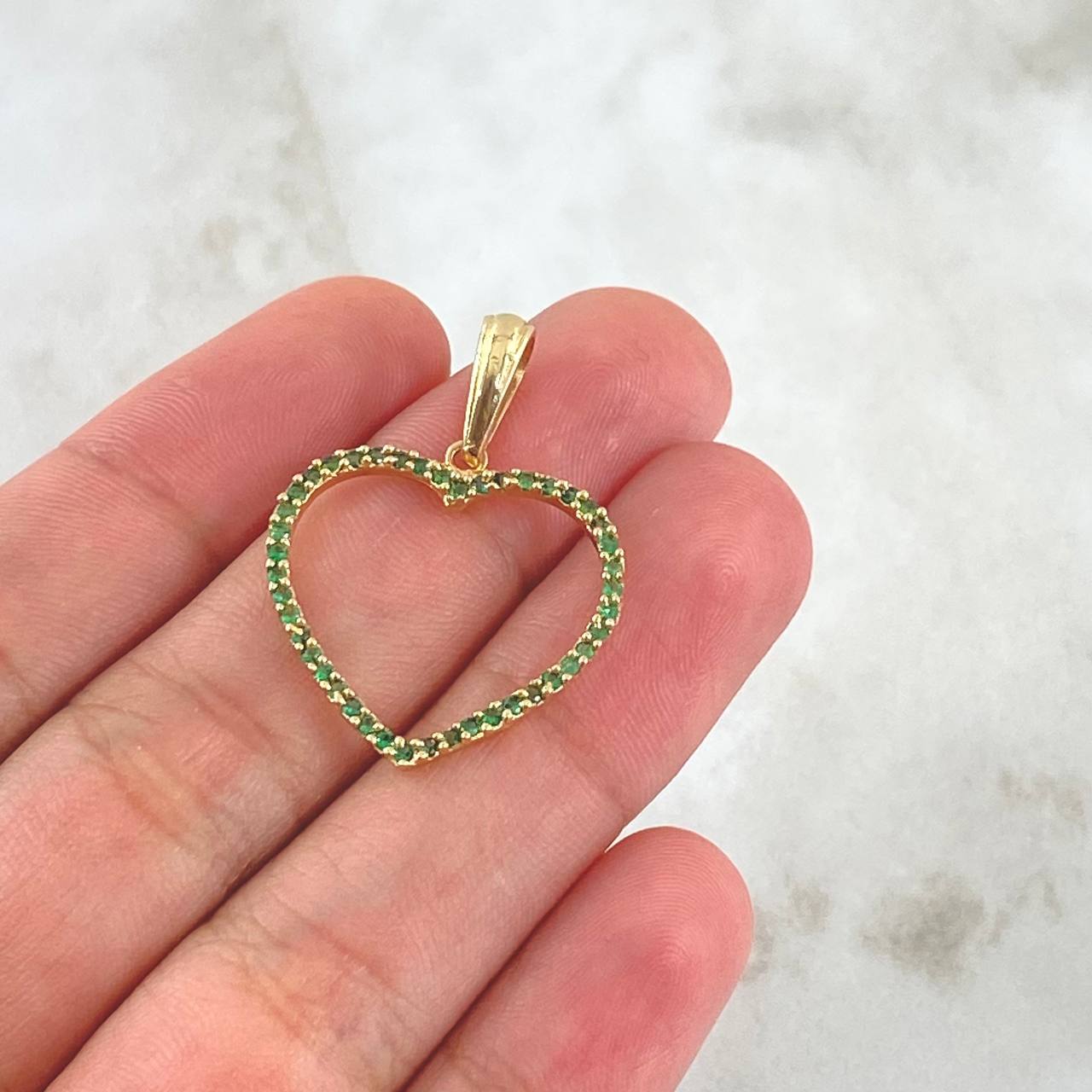 Dije Silueta Corazón 1.75gr / 3.2cm / Circones Verdes Oro Amarillo 18K