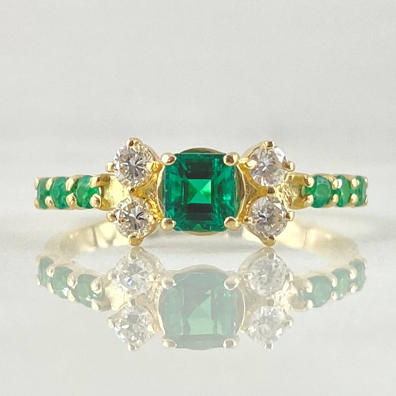 Lateral Stars Ring Emeralds 48pts Diamonds 20pts 2.75gr / Size 7 3/4 / 18K Gold ©