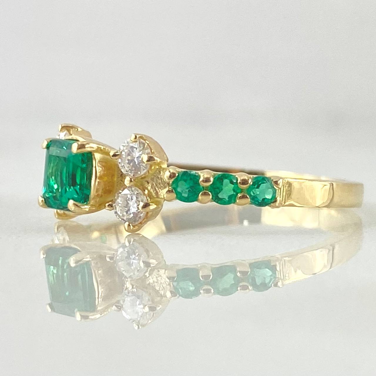 Lateral Stars Ring Emeralds 48pts Diamonds 20pts 2.75gr / Size 7 3/4 / 18K Gold ©