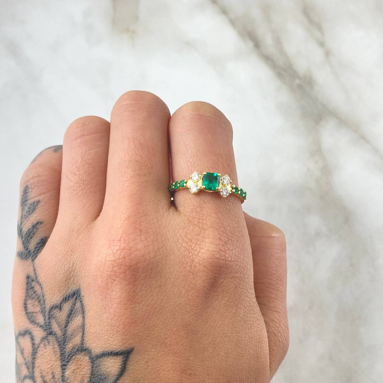 Lateral Stars Ring Emeralds 48pts Diamonds 20pts 2.75gr / Size 7 3/4 / 18K Gold ©