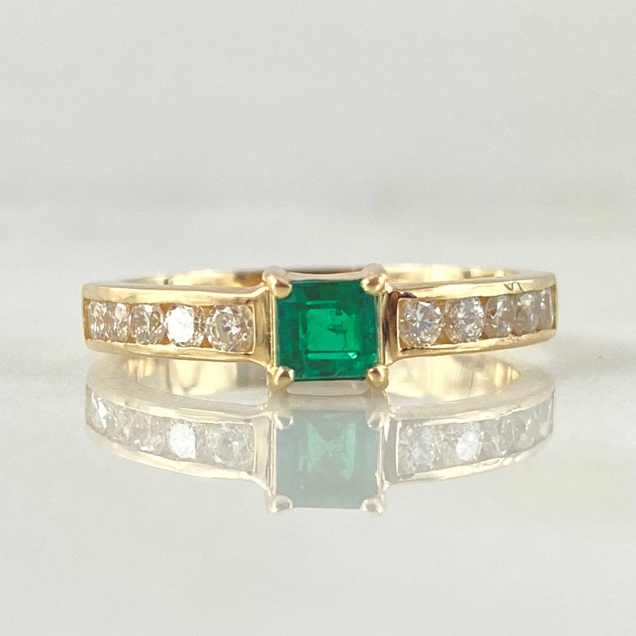 Anillo Solitario Marco Esmeraldas 25pts Diamantes 25pts  3.05gr / T6 1/2 / Oro 18K ©