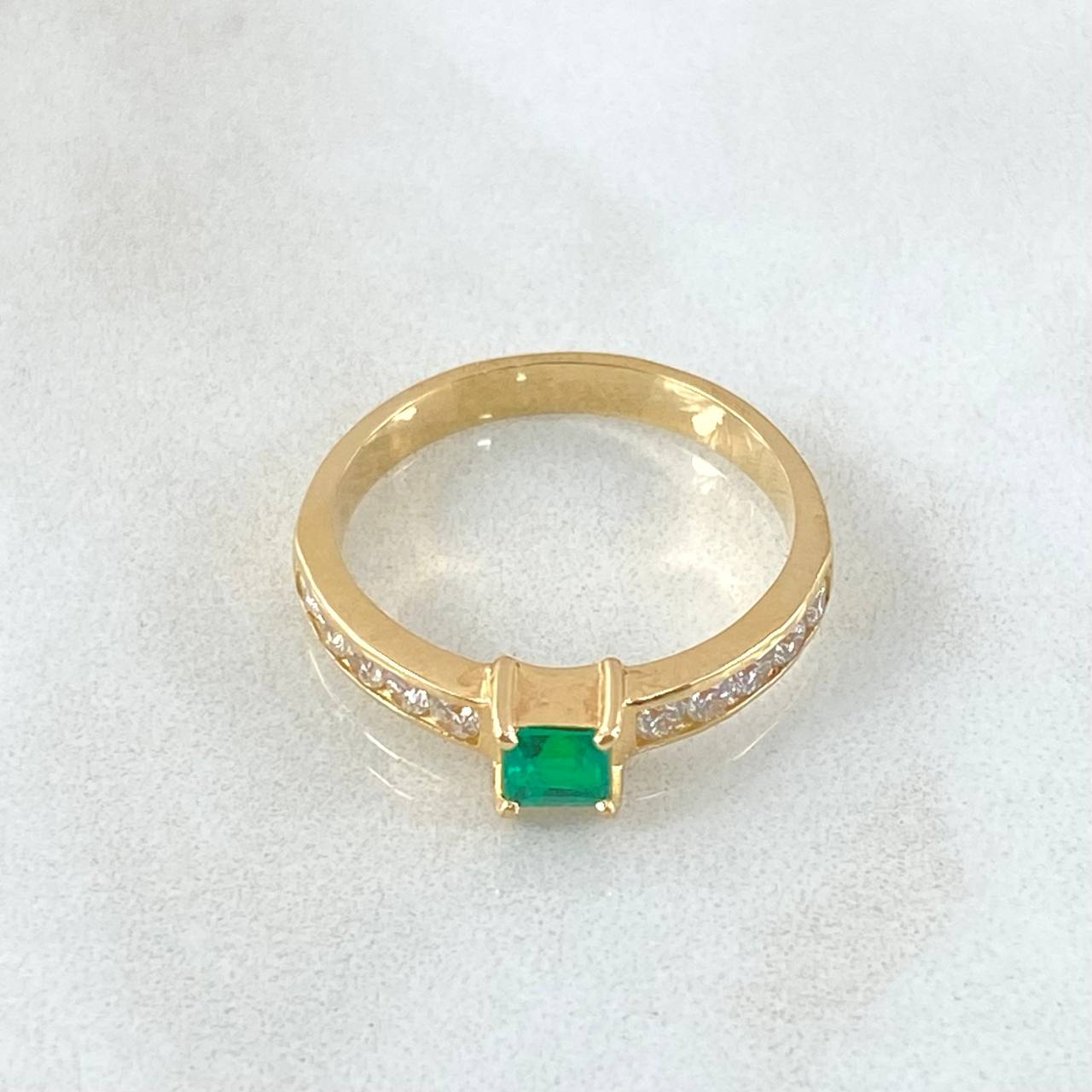 Anillo Solitario Marco Esmeraldas 25pts Diamantes 25pts  3.05gr / T6 1/2 / Oro 18K ©