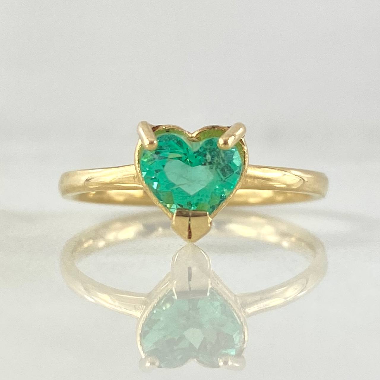 Solitaire Heart Ring with Emerald 82pts 2.9gr / Size 7 / 18K Gold ©