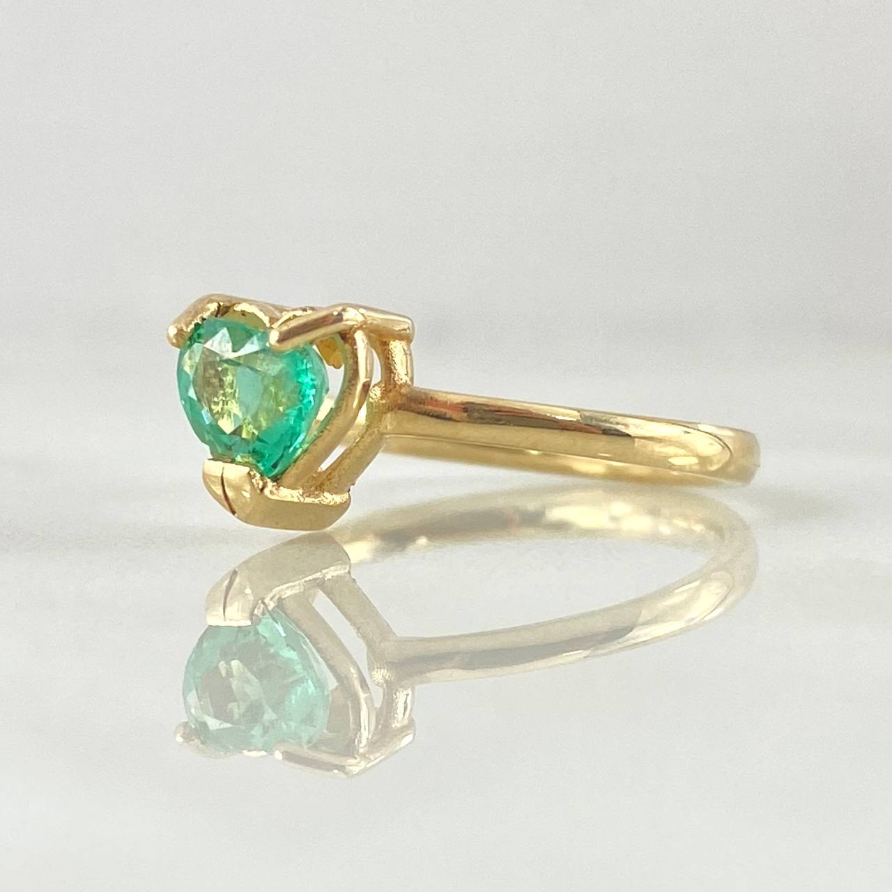 Solitaire Heart Ring with Emerald 82pts 2.9gr / Size 7 / 18K Gold ©