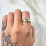 Solitaire Heart Ring with Emerald 82pts 2.9gr / Size 7 / 18K Gold ©