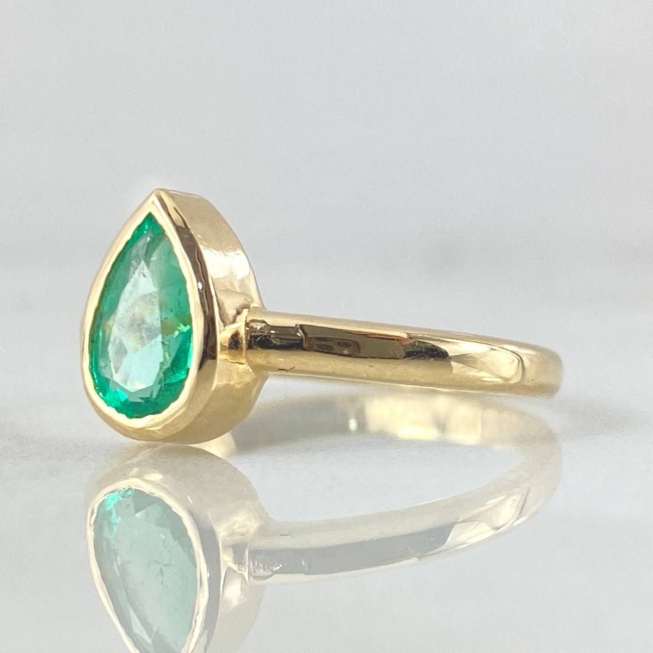 Solitaire Ring Emerald Drop 78pts 2.8gr / Size 5 3/4 / 18K Gold ©