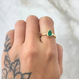 Solitaire Ring Emerald Drop 78pts 2.8gr / Size 5 3/4 / 18K Gold ©