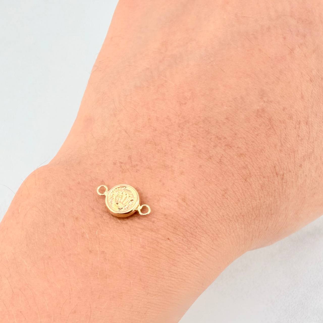 Charm Crown Textured 0.3g / 1/2 in 18K Yellow Gold