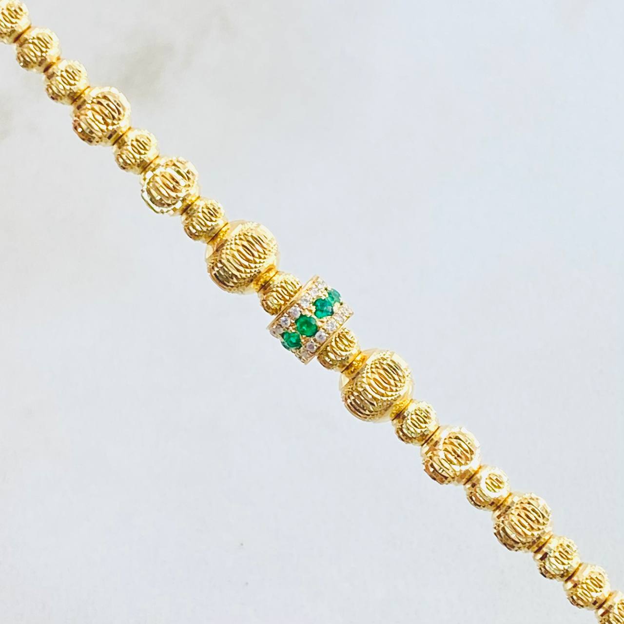 Pulso Militar Luna Esmeraldas 20pts Diamantes 40pts 5.55gr / 7 1/4 in / Oro Amarillo 18K ©