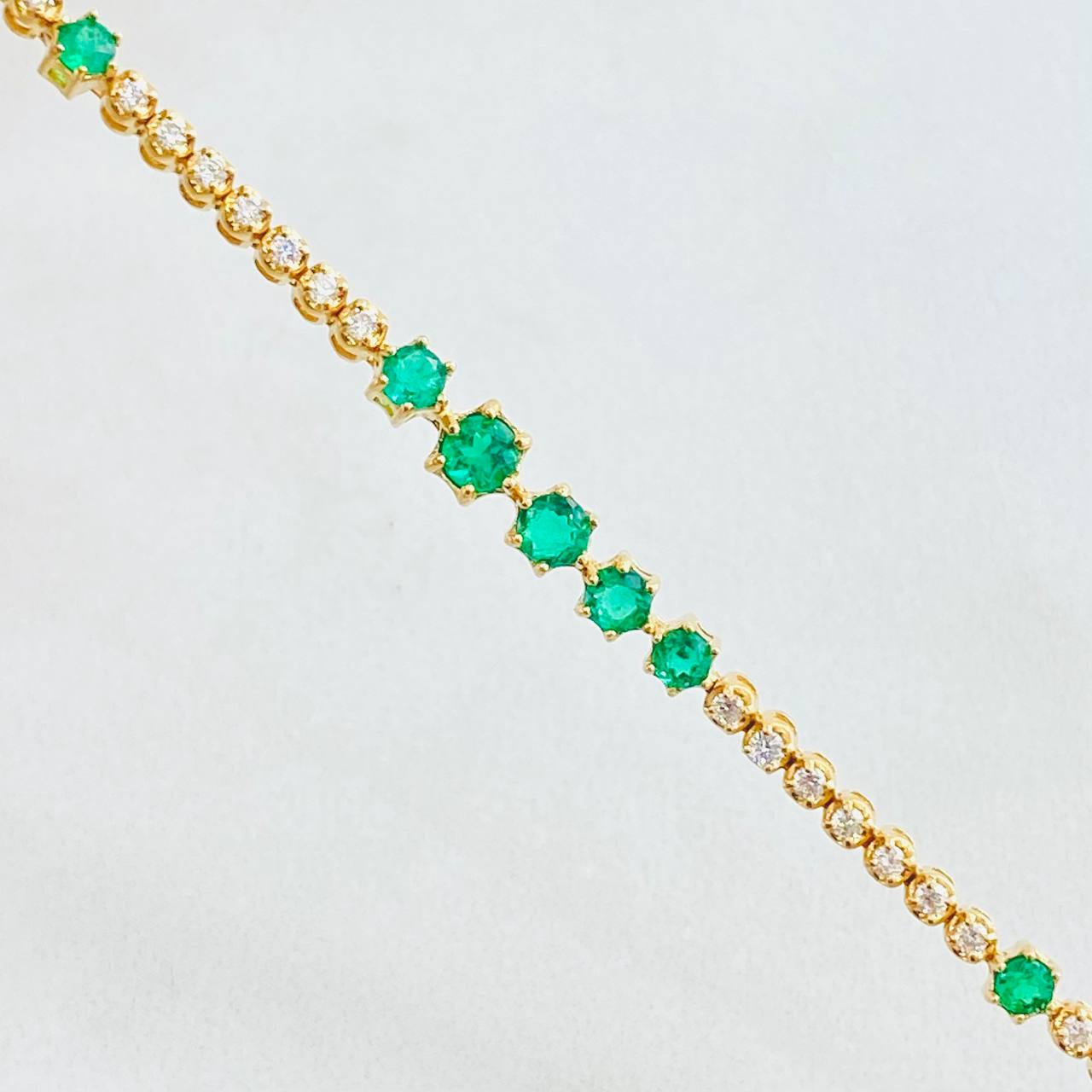 Pulso Tennis Segmentado Esmeraldas 60pts Diamantes 78pts 6.05gr / 6 3/4 in / Oro Amarillo 18K ©