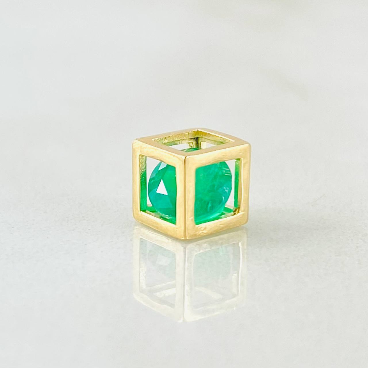 Dije Cubo Esmeralda 72pts 0.7gr / 6mm Oro Amarillo 18K ©