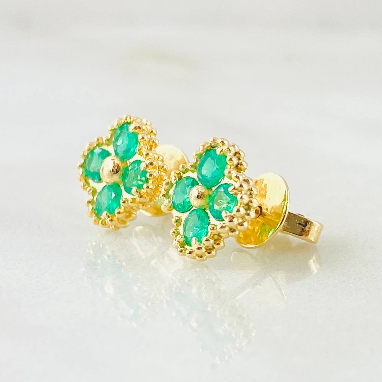 Topos Trebol Punteados Esmeraldas 56pts 3.3gr / Oro Amarillo 18K ©