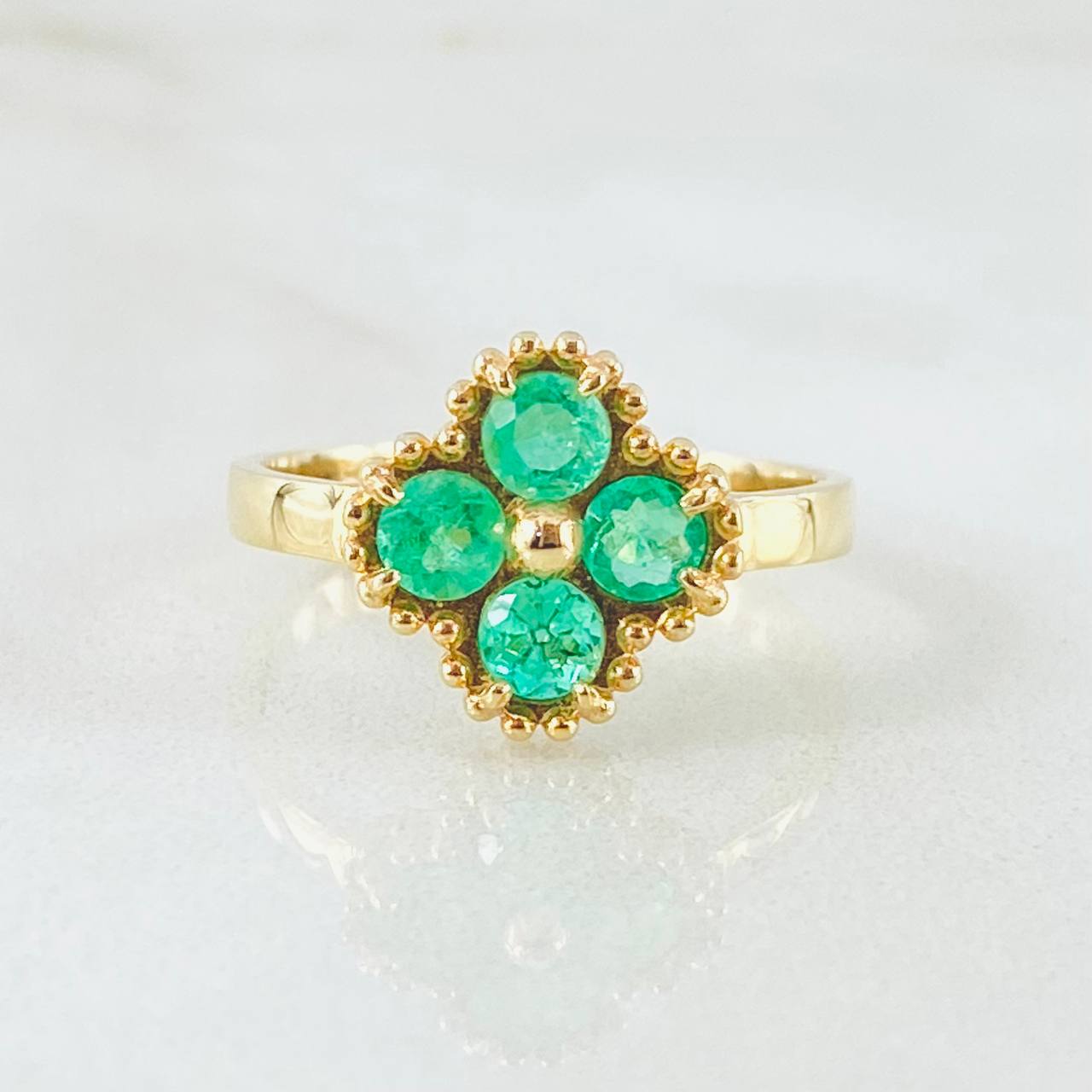 Anillo Flor Trebol Punteado Esmeraldas 43pts 3.35gr / T6 3/4 / Oro Amarillo 18K ©