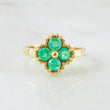 Anillo Flor Trebol Punteado Esmeraldas 43pts 3.35gr / T6 3/4 / Oro Amarillo 18K ©