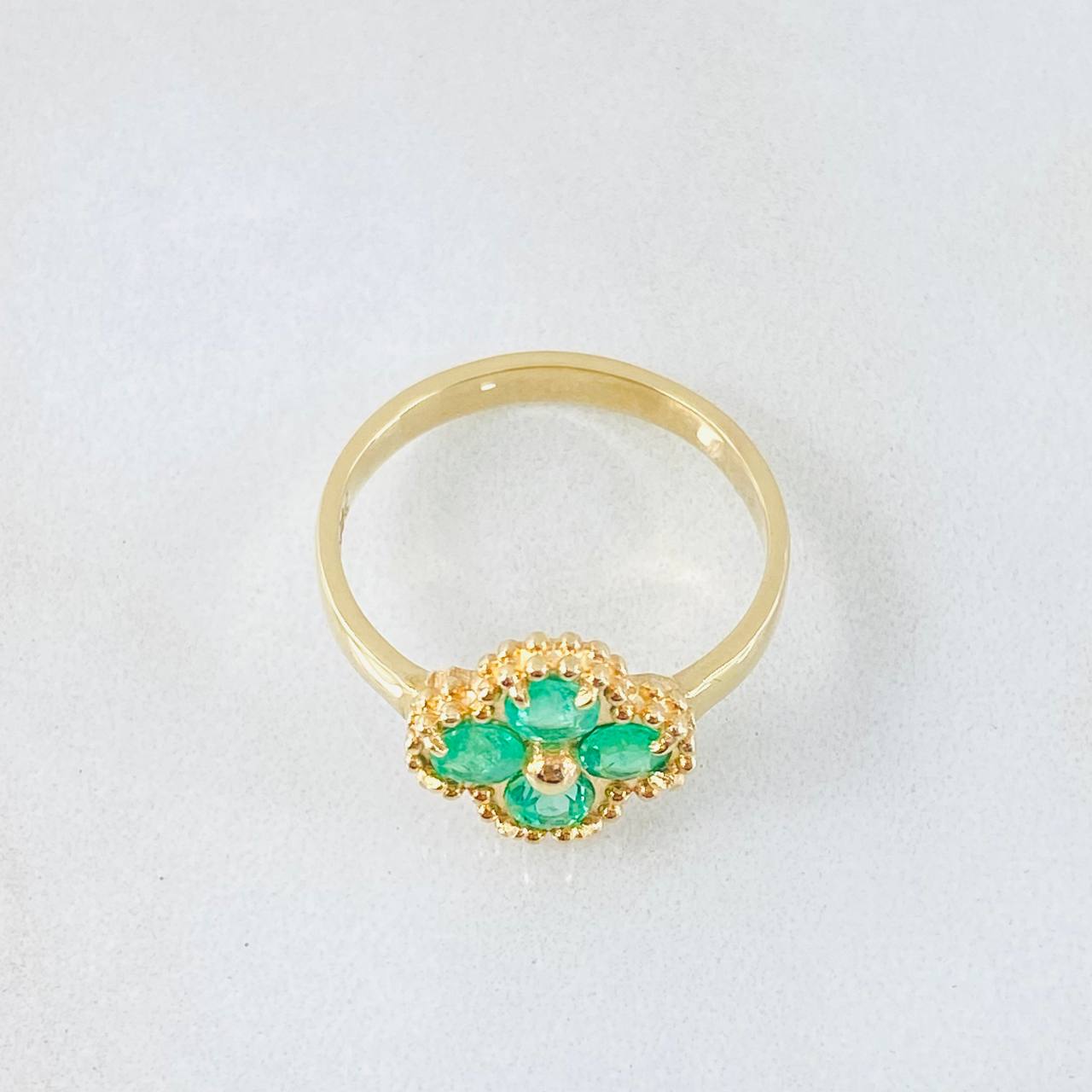 Anillo Flor Trebol Punteado Esmeraldas 43pts 3.35gr / T6 3/4 / Oro Amarillo 18K ©