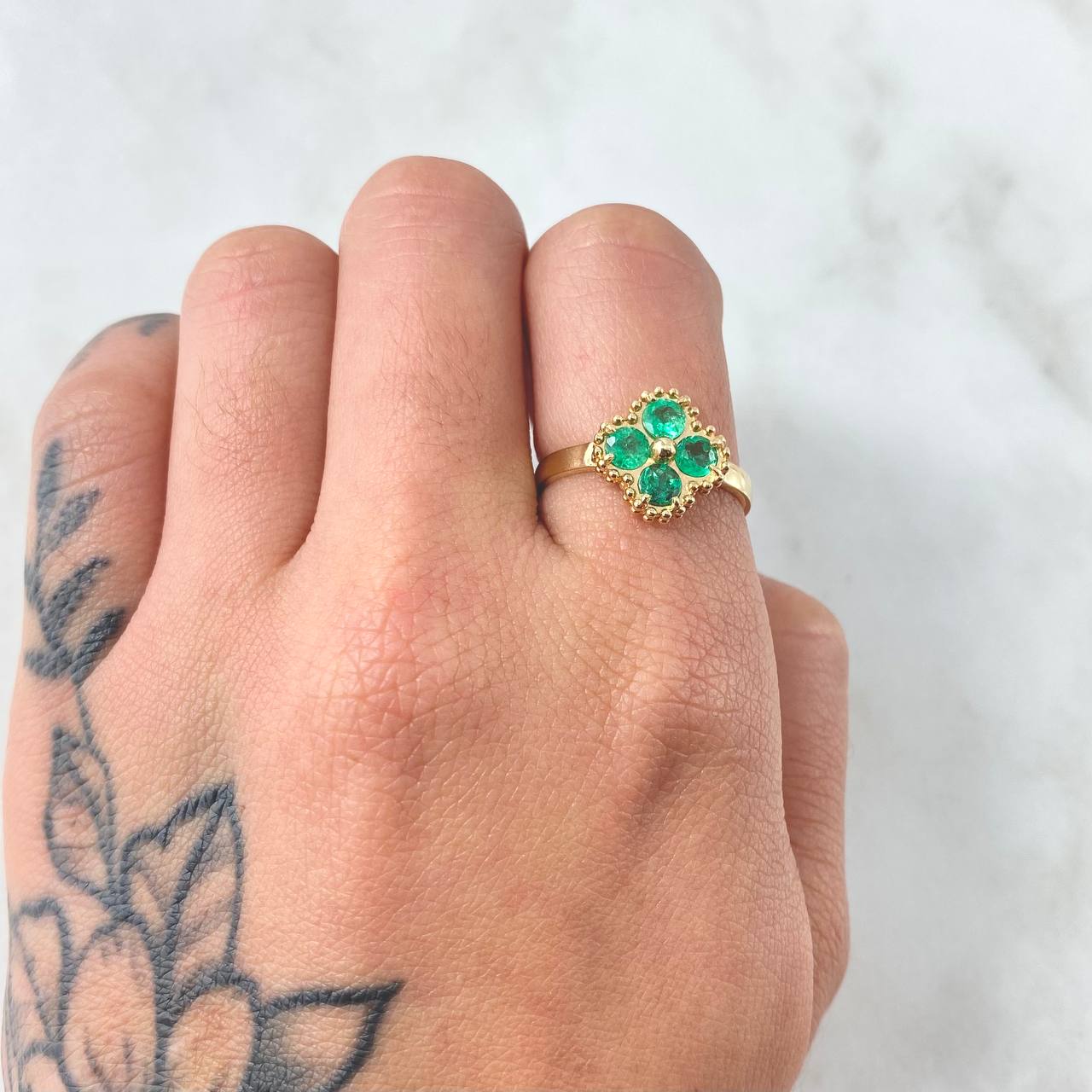 Anillo Flor Trebol Punteado Esmeraldas 43pts 3.35gr / T6 3/4 / Oro Amarillo 18K ©