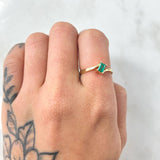 Anillo Solitario Recta Ondulada Esmeralda 28pts 2.55gr / T6 / Oro Amarillo 18K ©