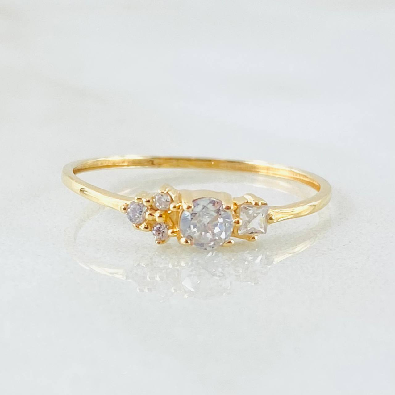 Anillo Solitario Flores Delicadas 1gr / T6 3/4 / Oro Amarillo 18K ©