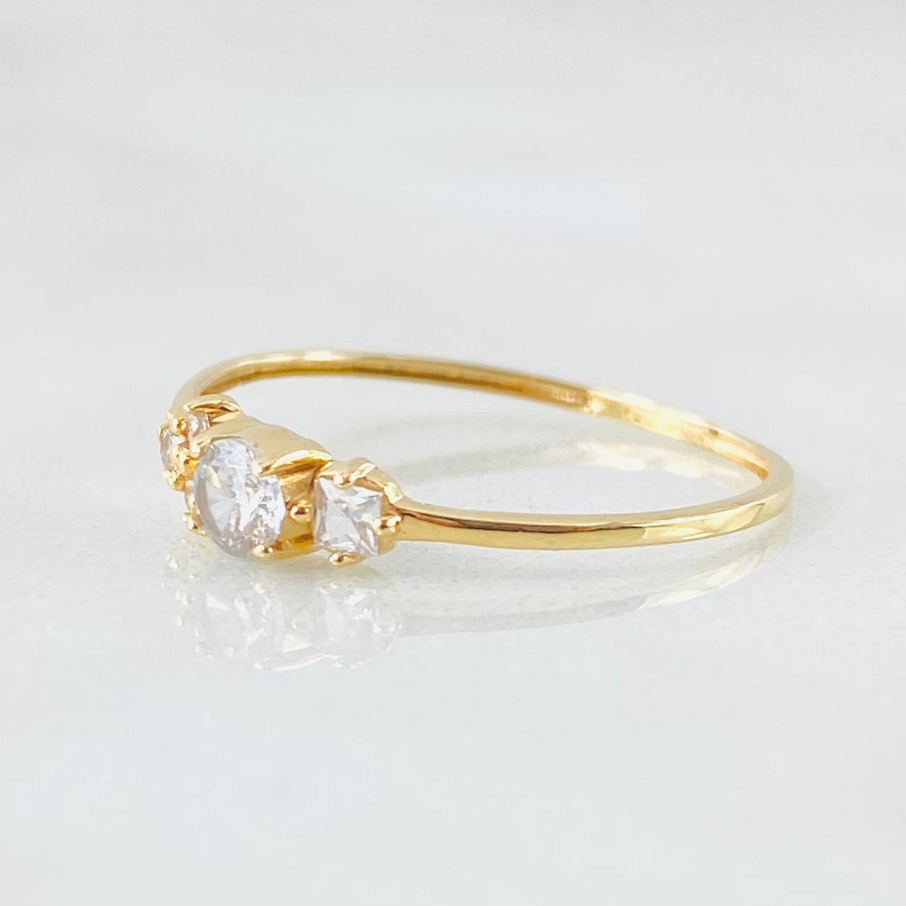 Anillo Solitario Flores Delicadas 0.85gr / T7 1/4 / Oro Amarillo 18K ©