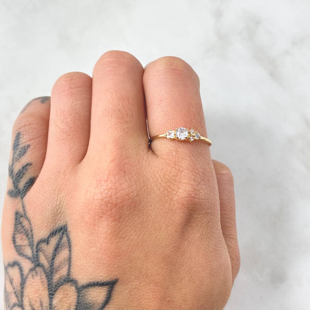 Anillo Solitario Flores Delicadas 0.85gr / T7 1/4 / Oro Amarillo 18K ©