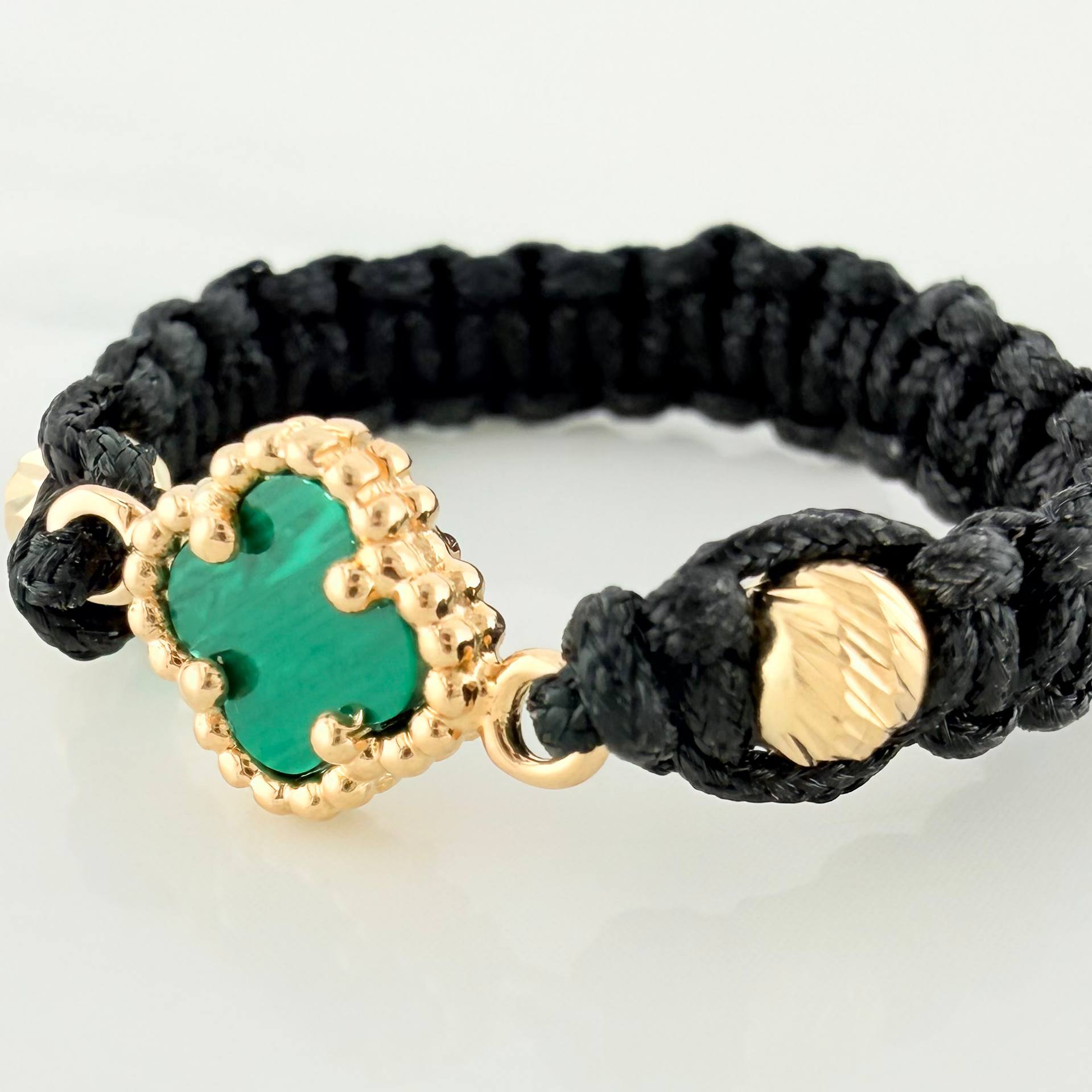 Anillo Tejido Negro Herraje Trebol 0.9 g / T9 Oro Amarillo 18K (A.C)