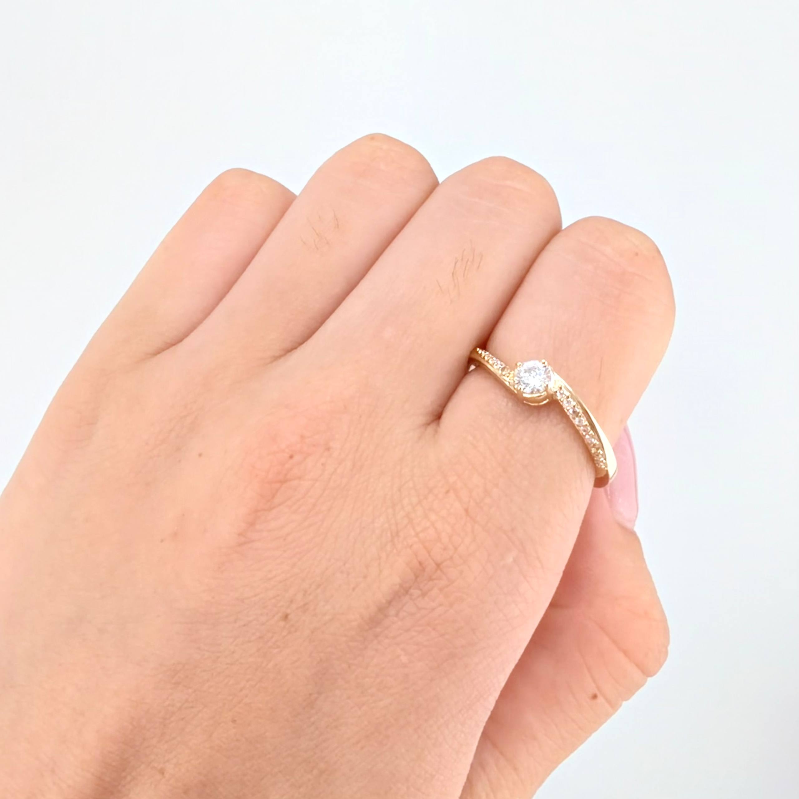Solitaire Ring 2.6gr / T8 1/2 / 18K Yellow Gold *