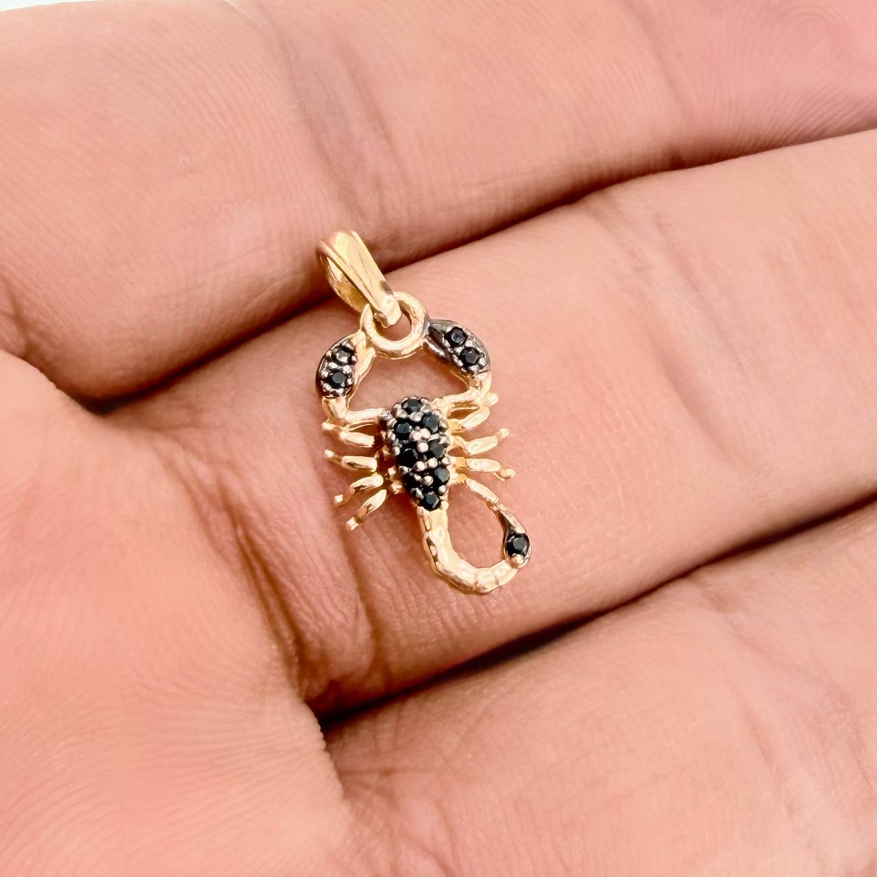 Dije Escorpion 1.15gr / 3/4 in / Dos Oros Negro Amarillo 18K %
