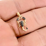 Dije Escorpion 1.15gr / 3/4 in / Dos Oros Negro Amarillo 18K %