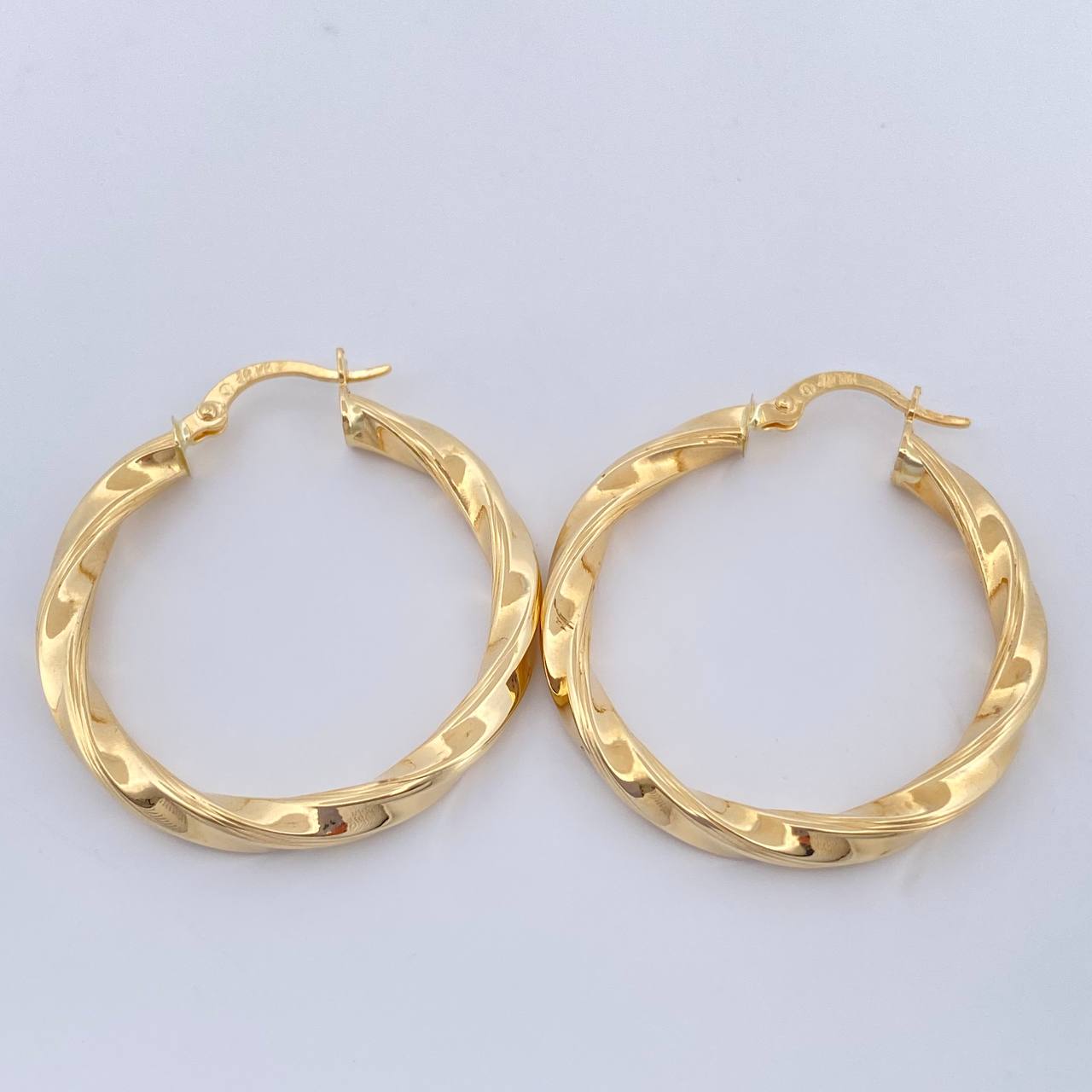 Mai Hoop Earrings 3.65gr / 1 1/4 in / 18K Gold