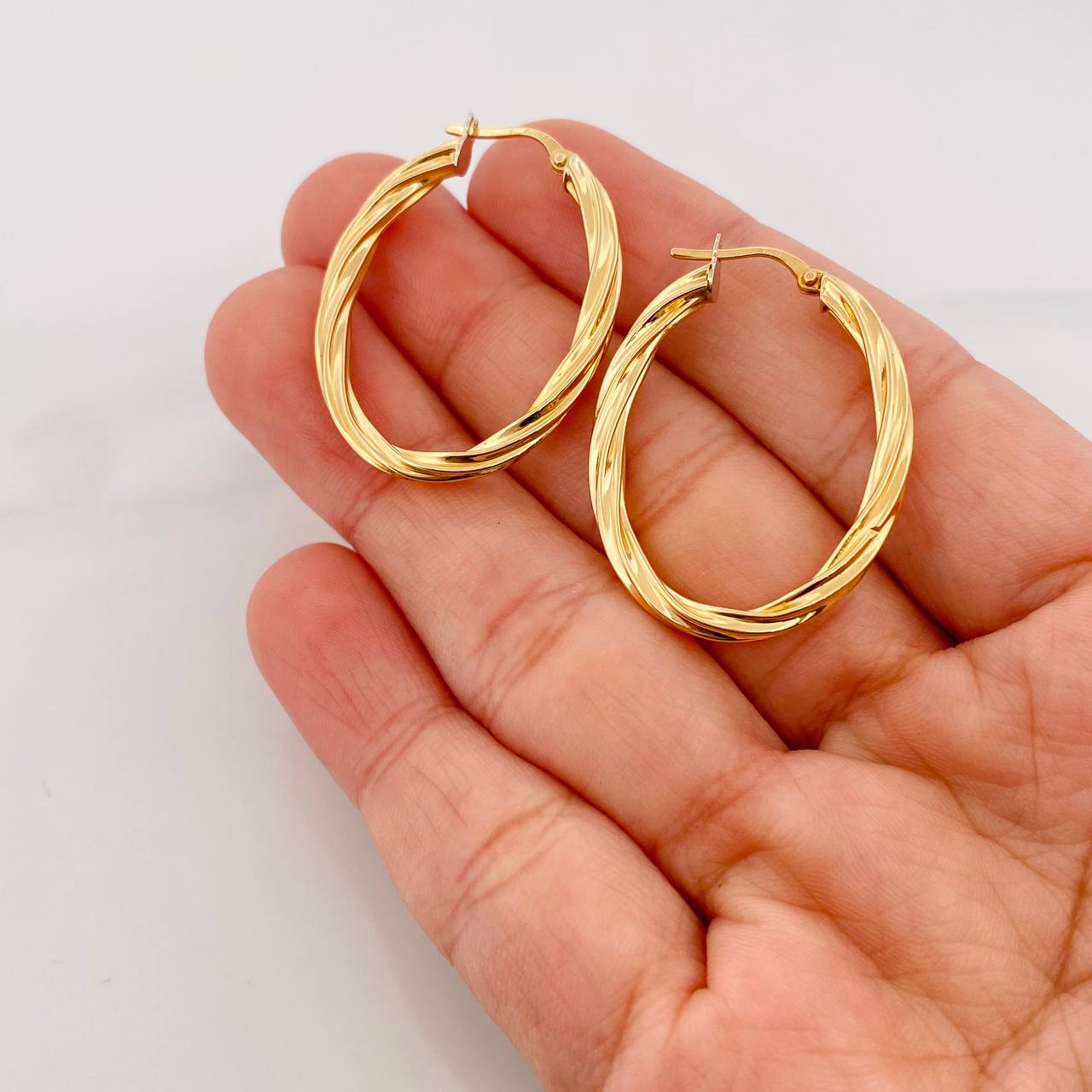 Candongas Mary Ovalada 4.5g / 1 1/4 in Oro Amarillo 18K
