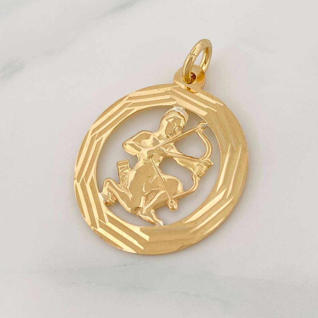 Indian Arrow Pendant 2.3g / 1 1/4 in 18K Yellow Gold