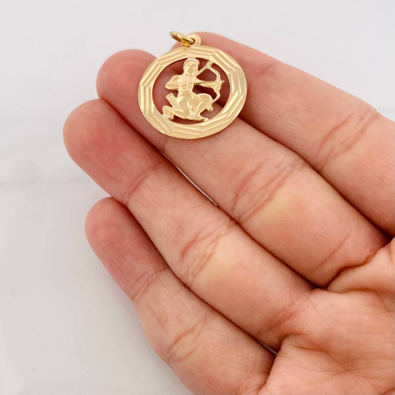 Indian Arrow Pendant 2.3g / 1 1/4 in 18K Yellow Gold