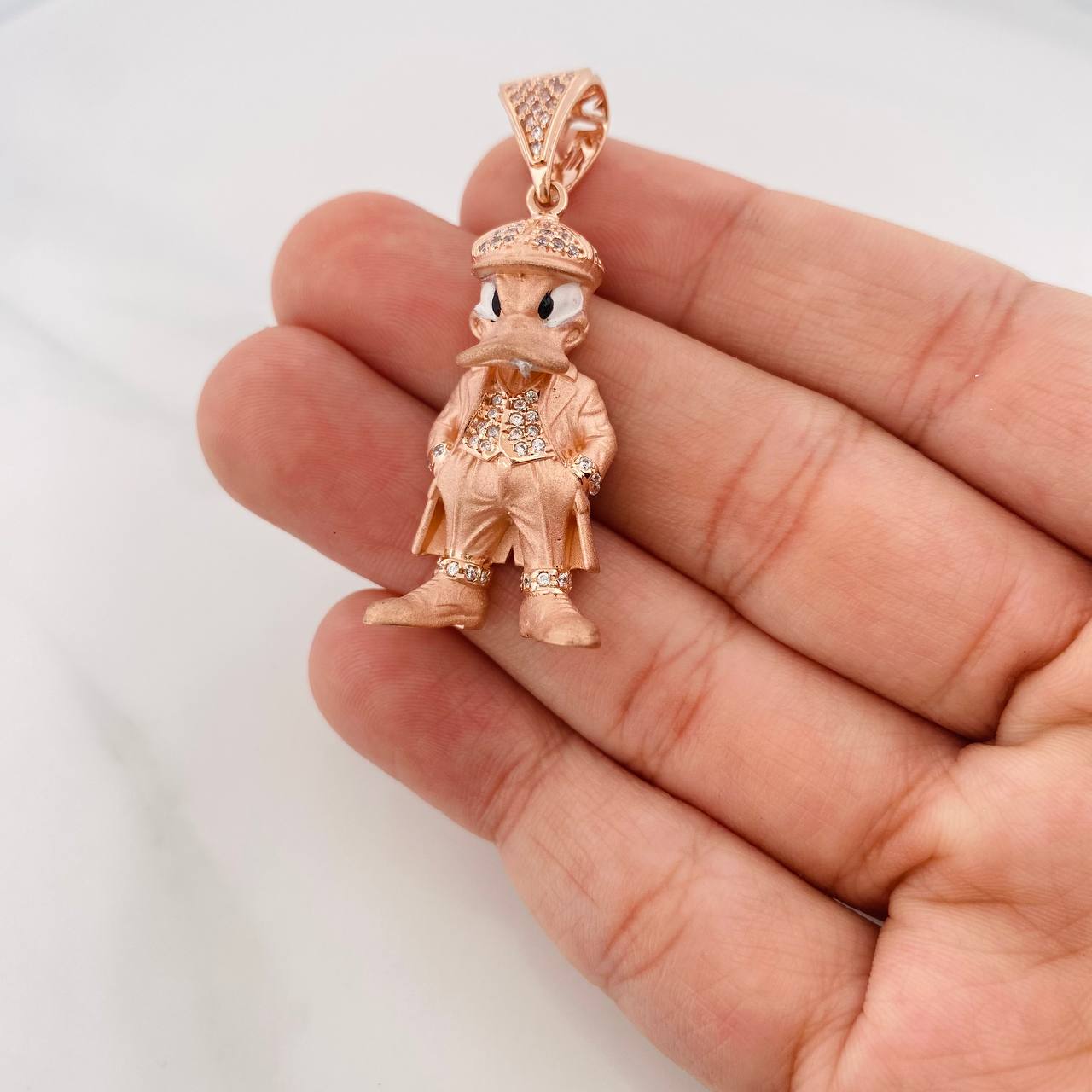 Dije Pato Serio 9.1g / 1 3/4 in Dos Oros Blanco Rosa 18K