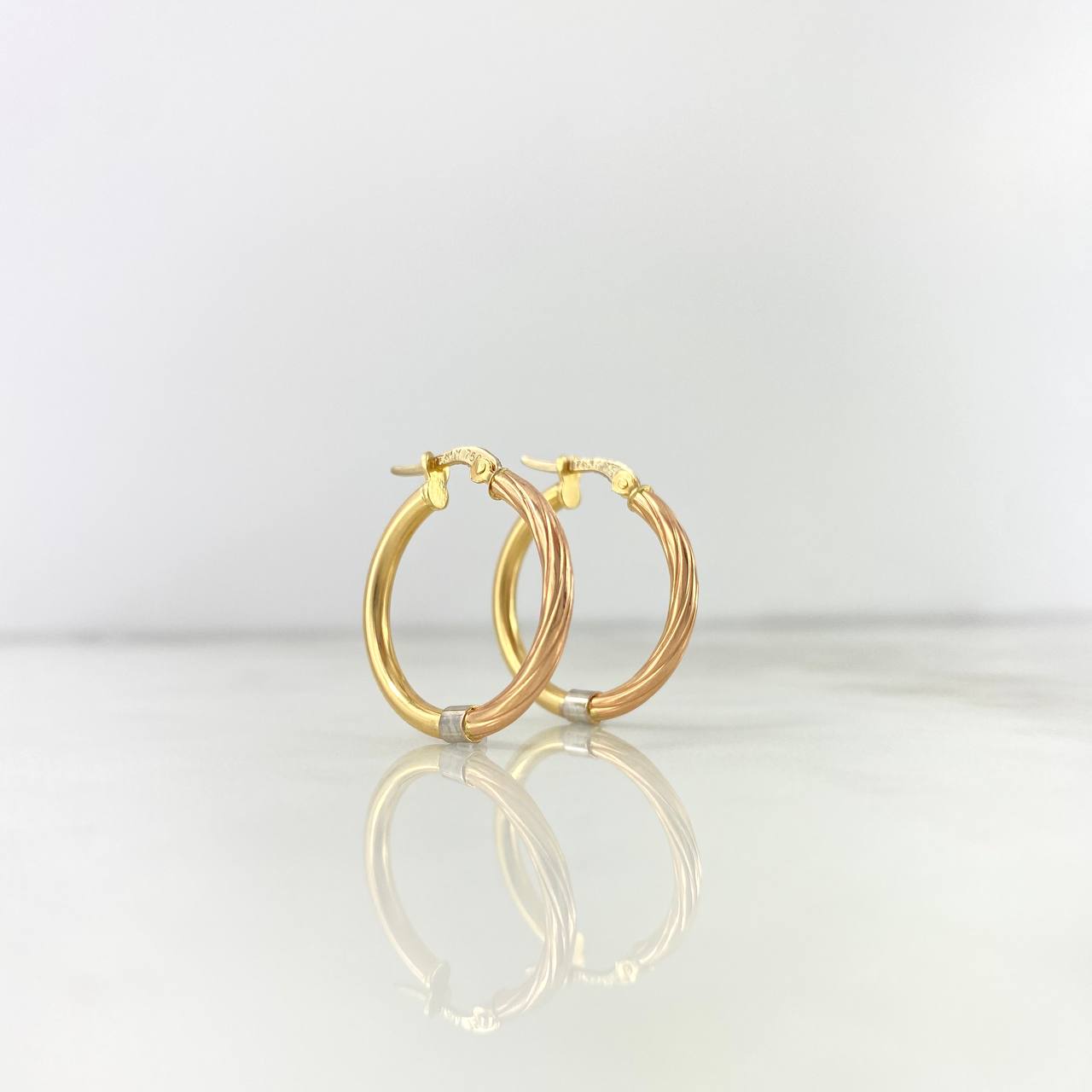 Candongas Fanny 2.85gr / 2.3cm / Lisas Entorchadas - Linea Punteada Tres Oros 18K