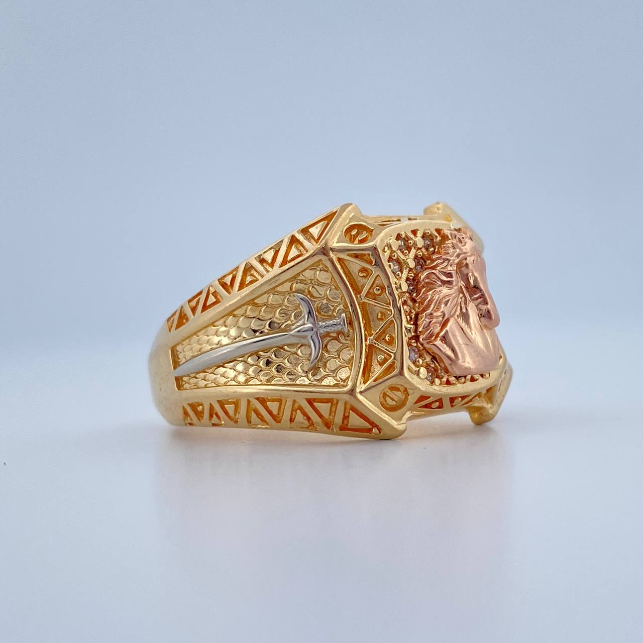 Anillo Caballo Espadas  9.55gr / T8 3/4 / Tres Oros 18K $
