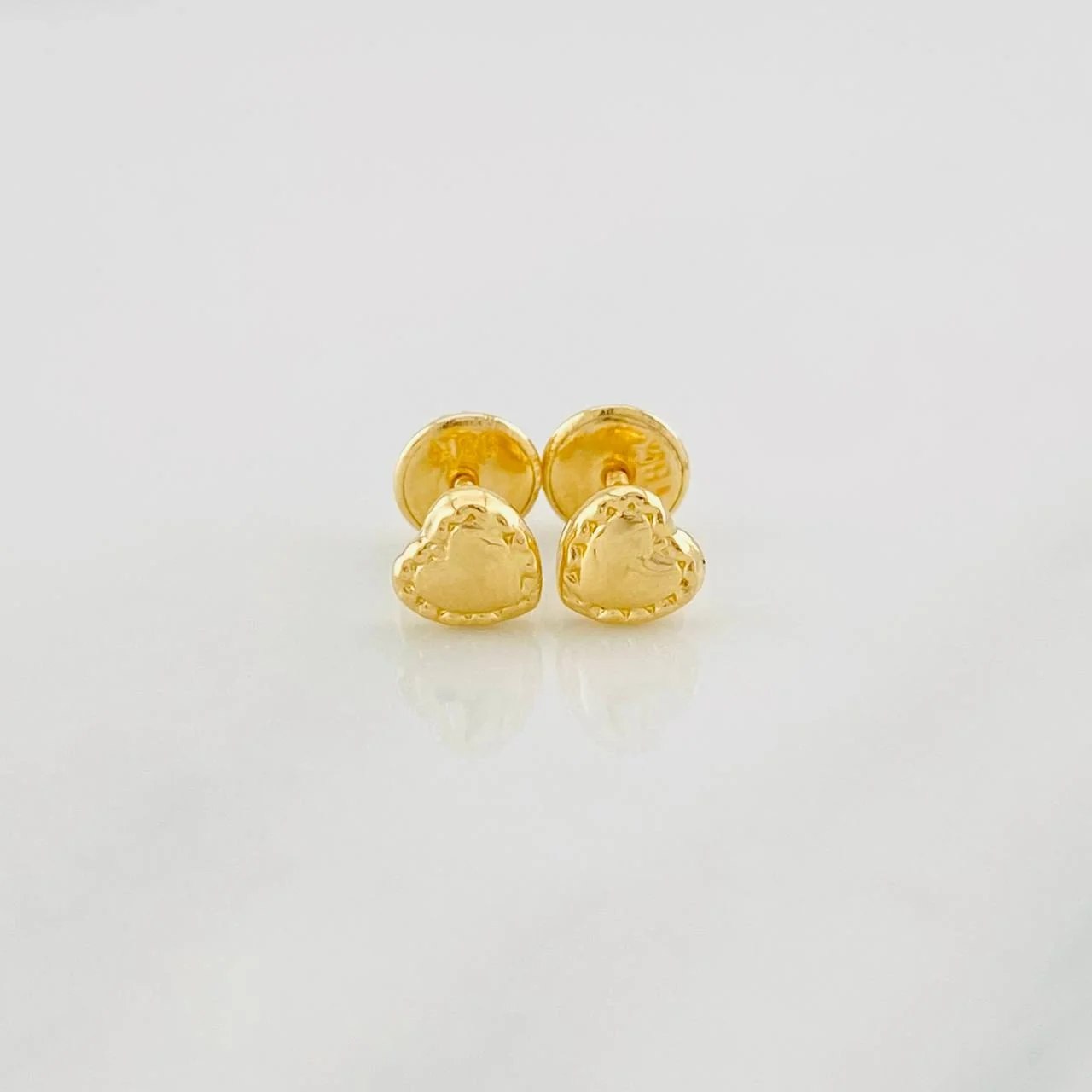 Stud Earrings Bordered Heart 0.5g / in / 5mm Yellow Gold 18K