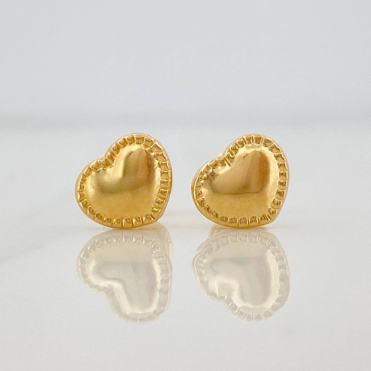 Stud Earrings Bordered Heart 0.7g / in / 7.5mm Yellow Gold 18K