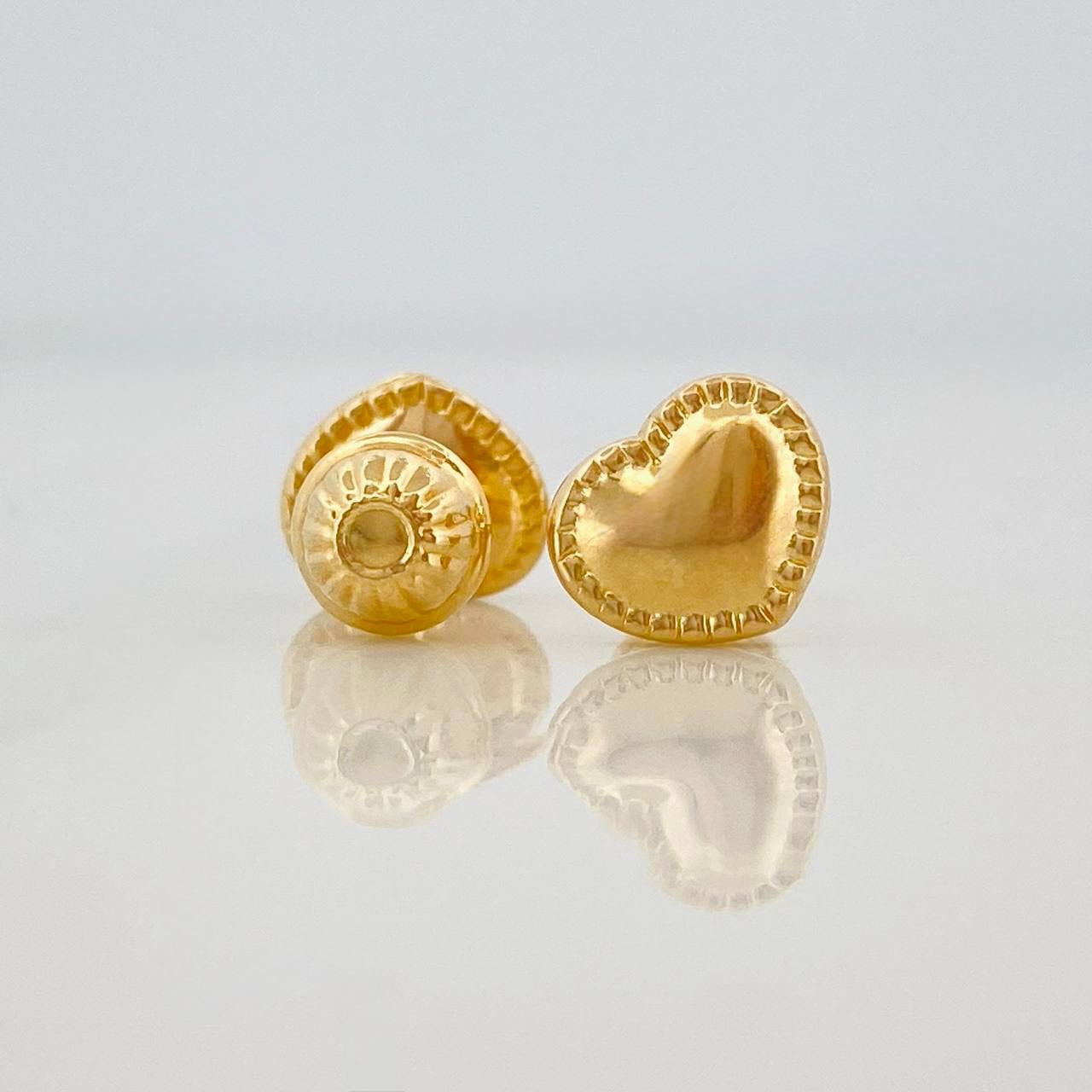 Stud Earrings Bordered Heart 0.7g / in / 7.5mm Yellow Gold 18K