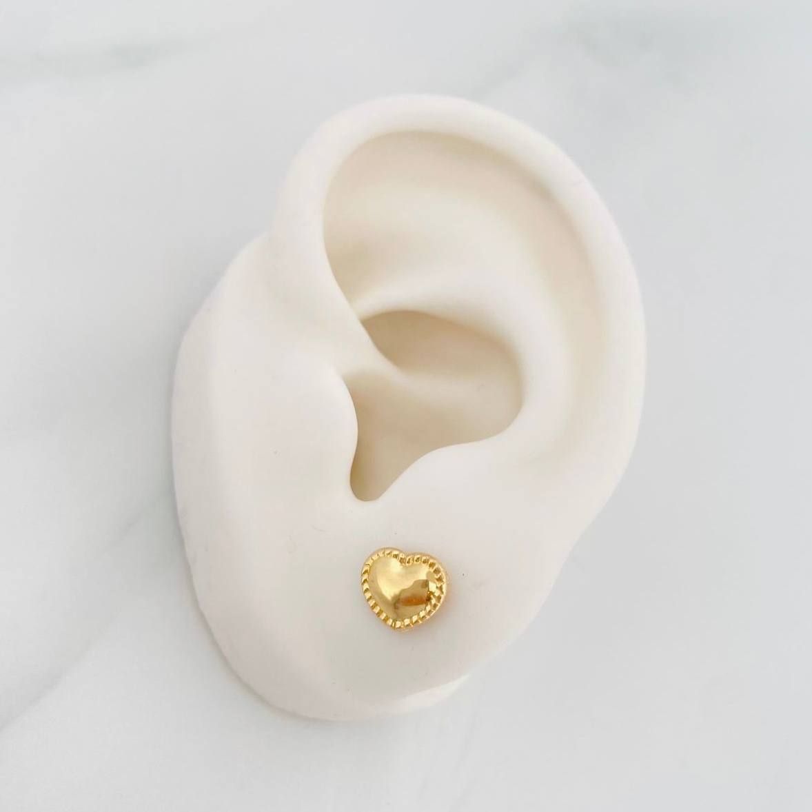Stud Earrings Bordered Heart 0.7g / in / 7.5mm Yellow Gold 18K