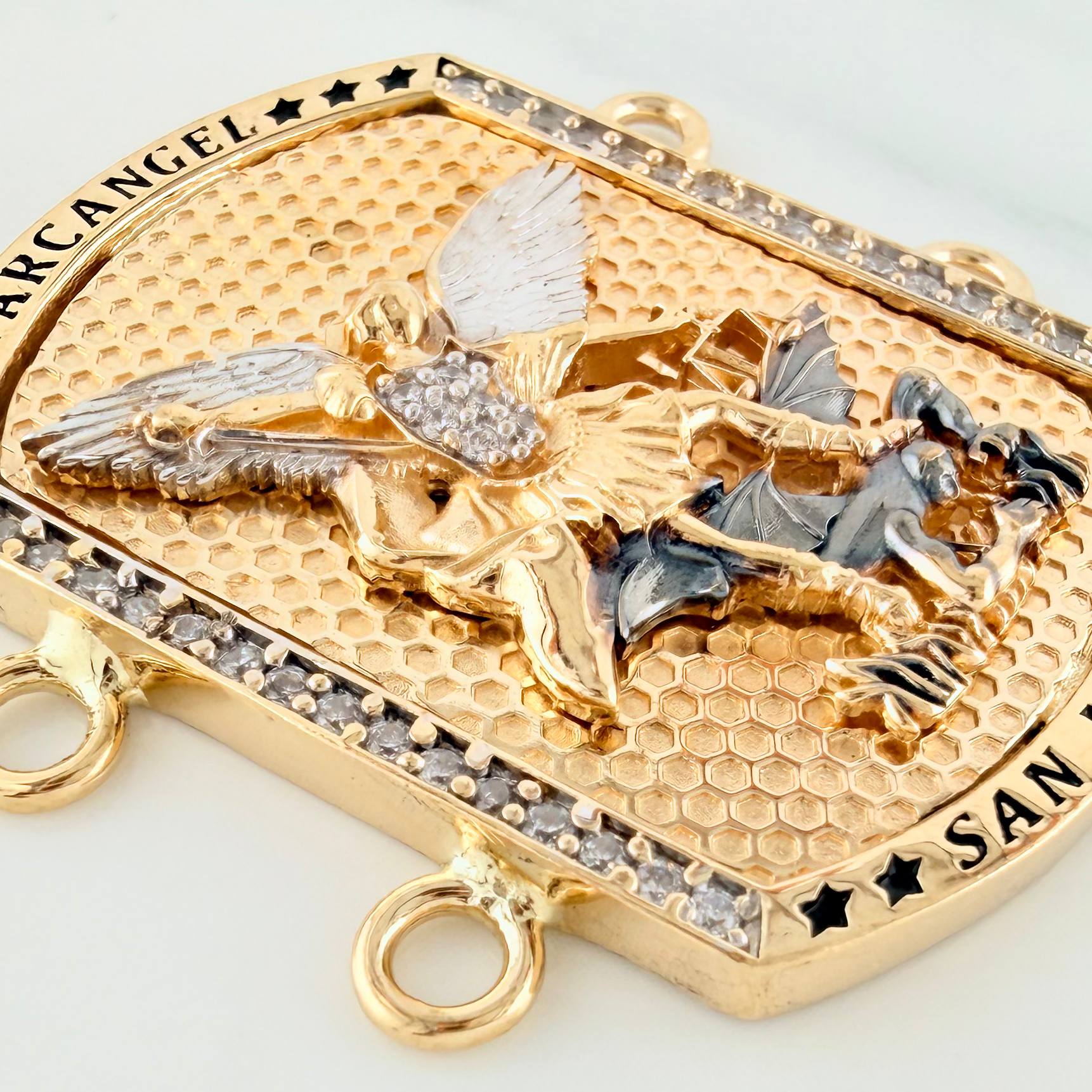 Herraje San Miguel Arcangel 14.2 g / 1 1/2 in Tres Oros 18K