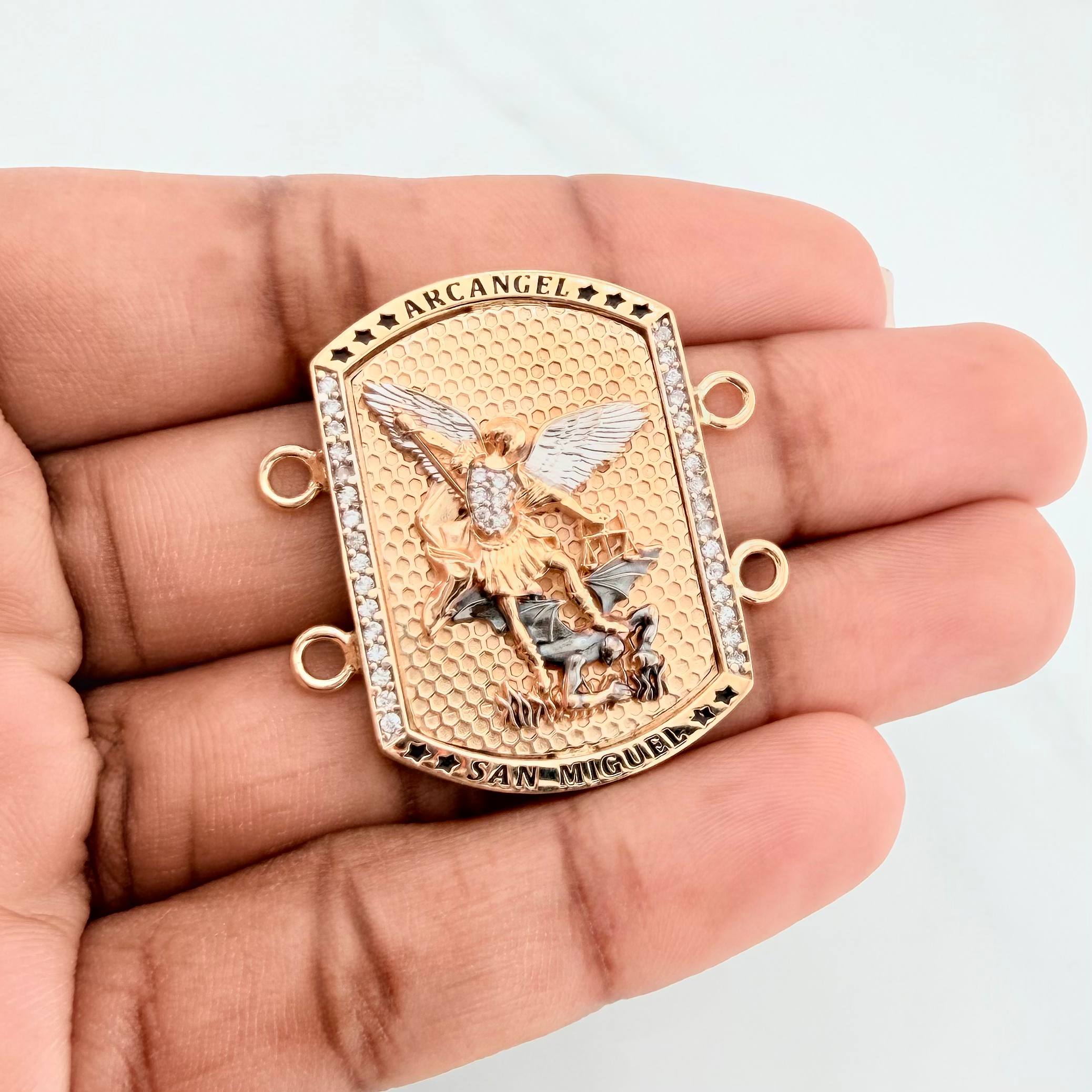 Herraje San Miguel Arcangel 14.2 g / 1 1/2 in Tres Oros 18K