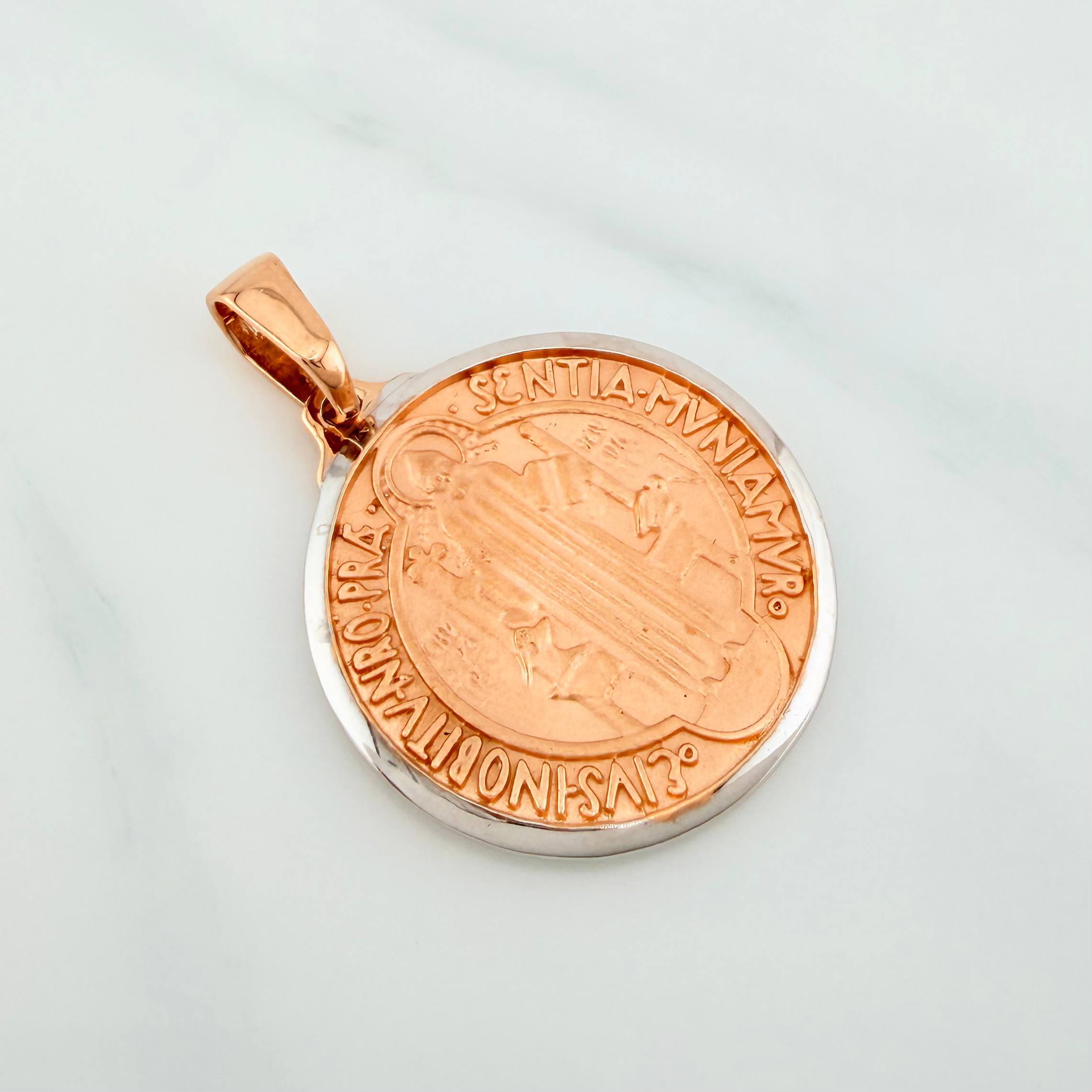 Dije San Benito 13.7 g / 1 1/2 in Dos Oros Blanco Rosa 18K