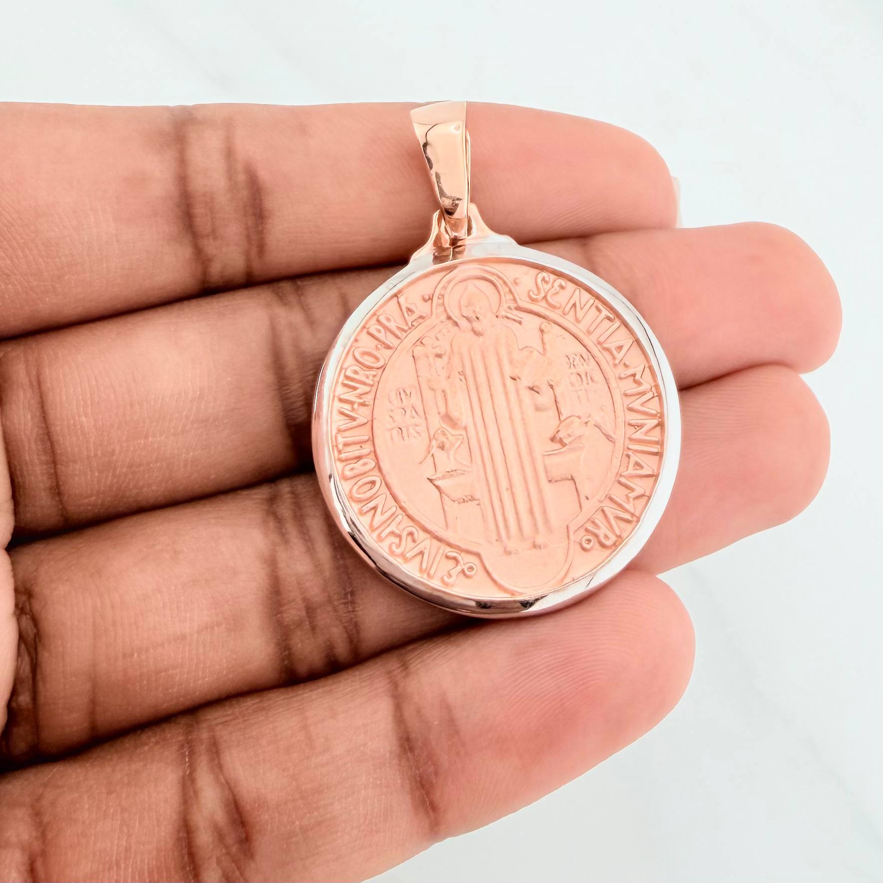Dije San Benito 13.7 g / 1 1/2 in Dos Oros Blanco Rosa 18K
