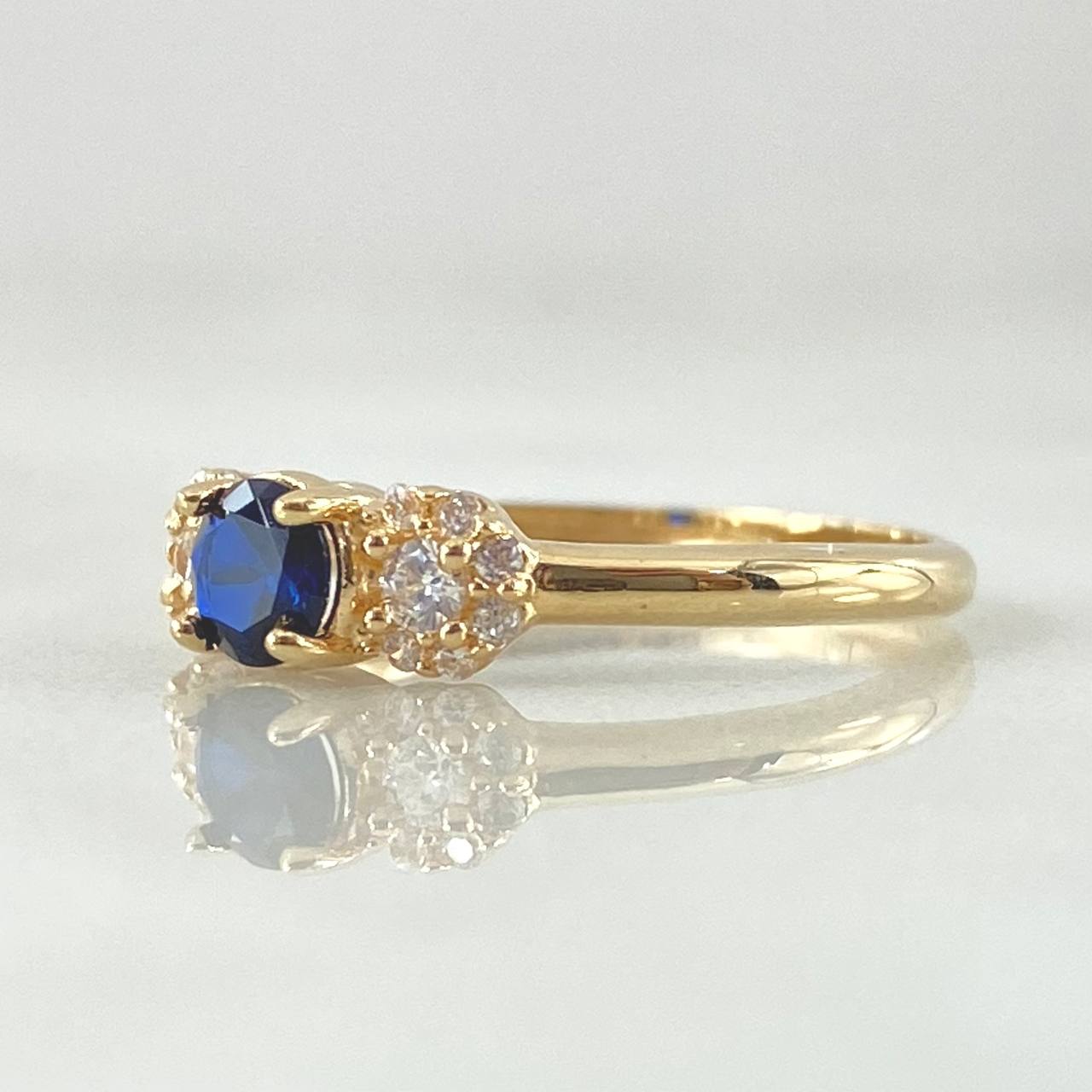 Solitaire Ring with Side Snowflakes 1.5gr / Size 4 1/2 / 18K Gold