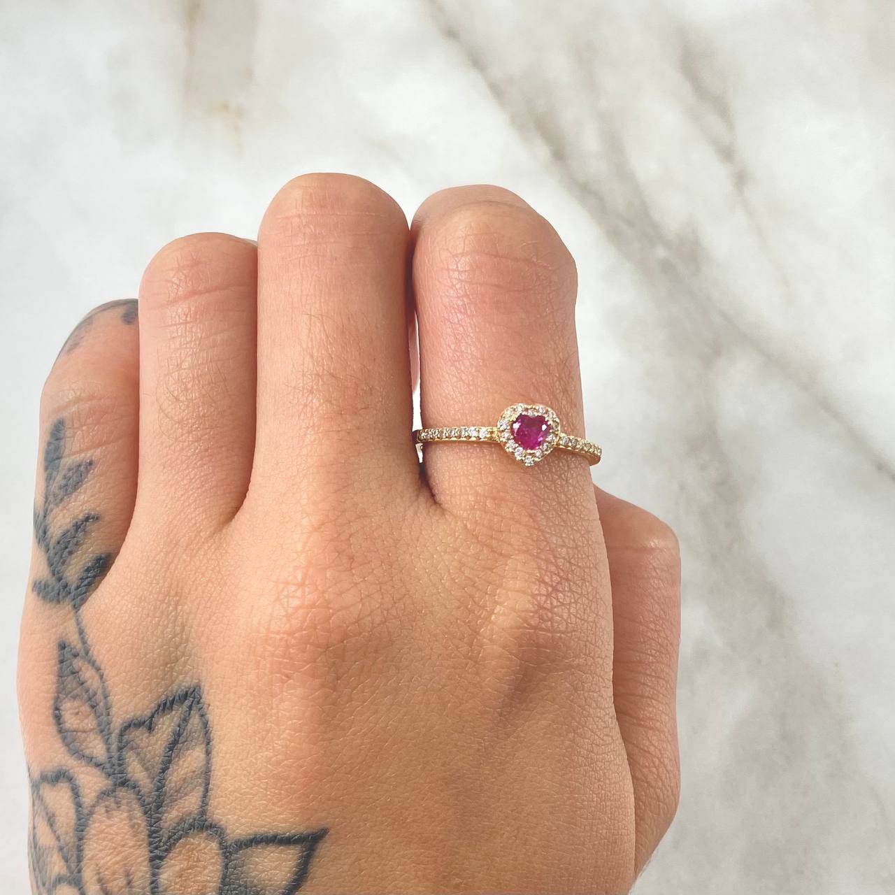 Solitaire Ring Halo Heart 1.95gr / Size 8 1/4 / 18K Gold