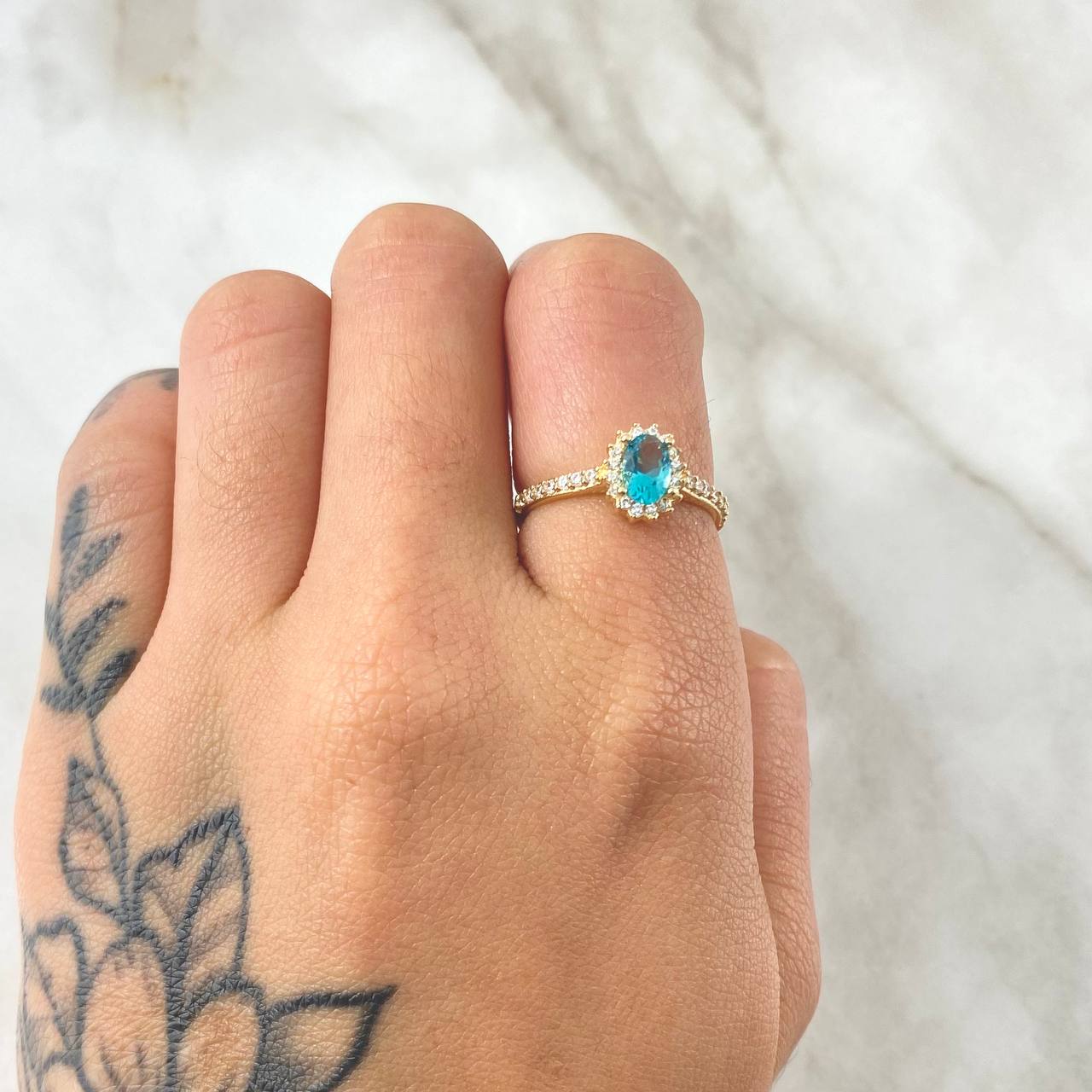 Oval Halo Solitaire Ring 2.35gr / Size 7 3/4 / 18K Gold