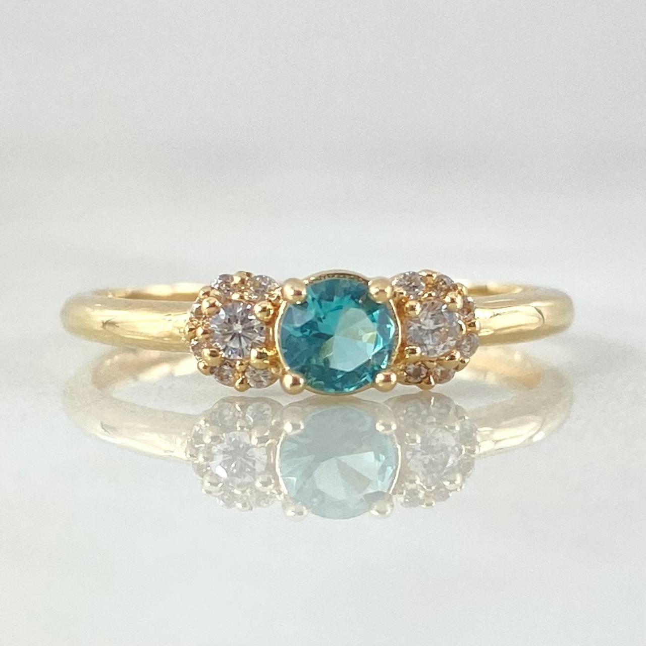Solitaire Ring with Side Snowflakes 1.6gr / Size 5 1/2 / 18K Gold ©
